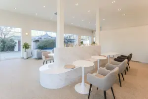 곡선 대리석 파티션이 돋보이는 90평 대형 카페